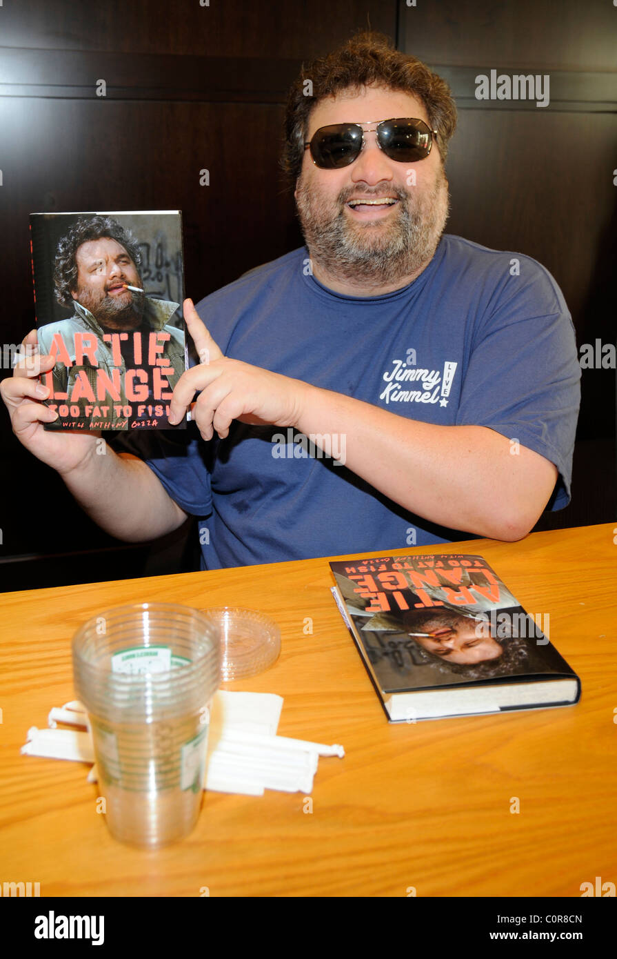 Artie Lange du Howard Stern Show, la signature de son nouveau livre "Trop  de graisse de poisson" à la librairie Barnes and Noble du Grove Photo Stock  - Alamy