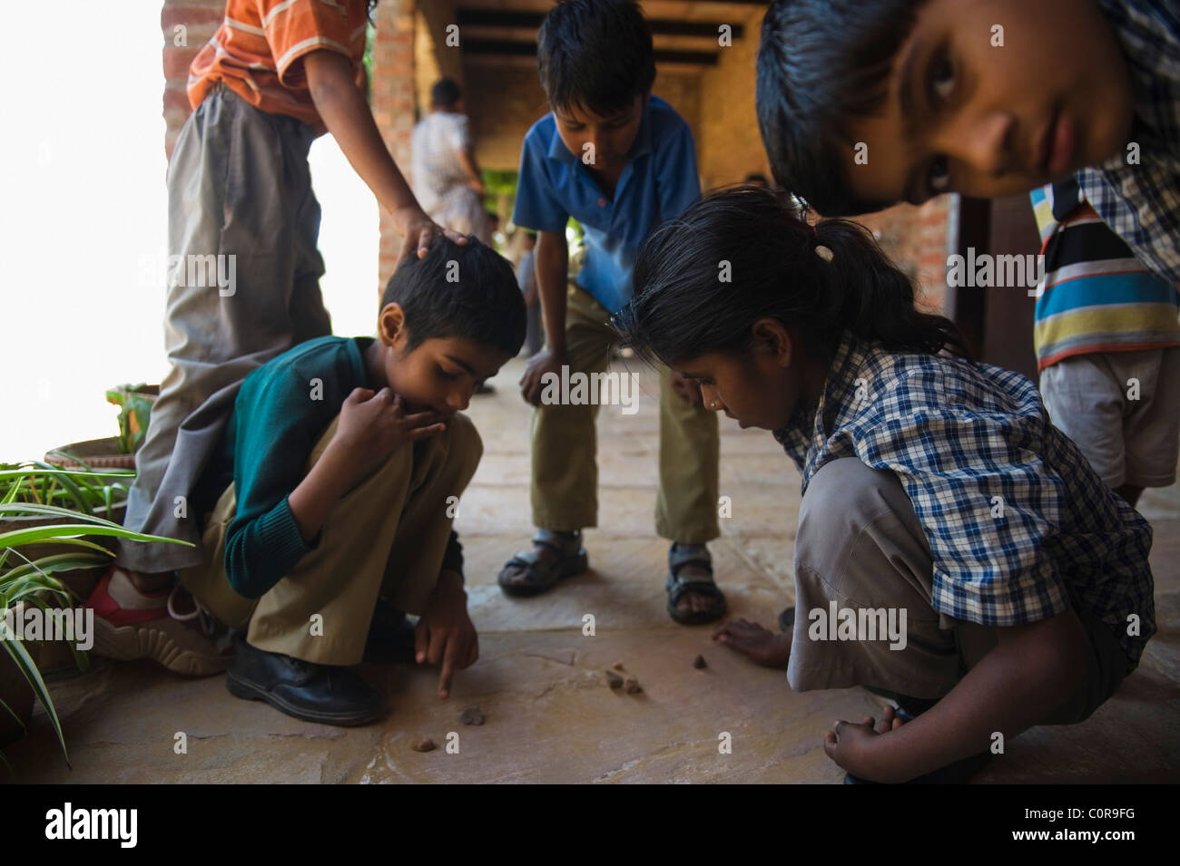 Enfants jouant dans une école rurale Banque D'Images