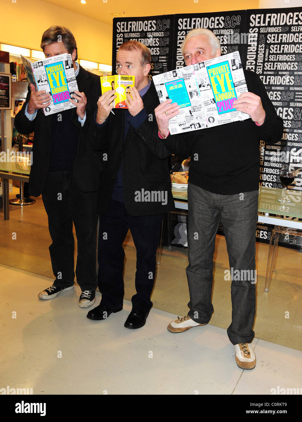 Nick Newman, Ian Hislop et Barry Fantoni de signer des copies de la Private Eye annuelle pour 2008 à Selfridges Londres, Angleterre - Banque D'Images