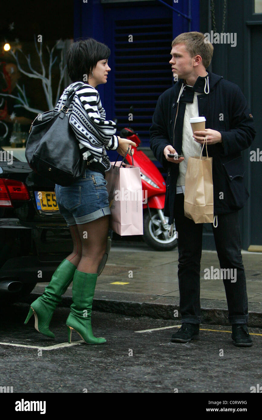Lily Allen vu sortir shopping avec un ami, le port de bottes en cuir de  haute de genou vert et portant un "Agent Provocateur Photo Stock - Alamy