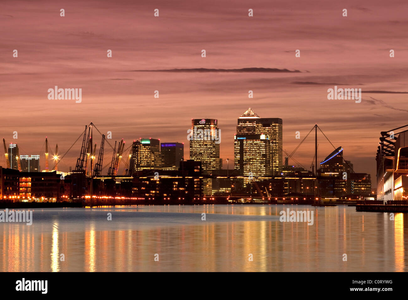 Isle of Dogs, centre financier de Londres au crépuscule se reflétant dans les eaux de la Royal Victoria Dock Banque D'Images