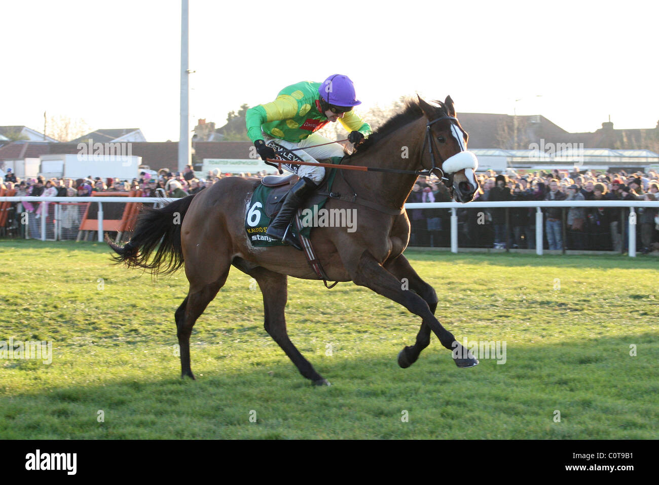 Kauto Star gagne le Stan James King George VI Steeple Chase, remportant ú99,898. Kauto Star a remporté la course pour la 3e fois fixé à Banque D'Images