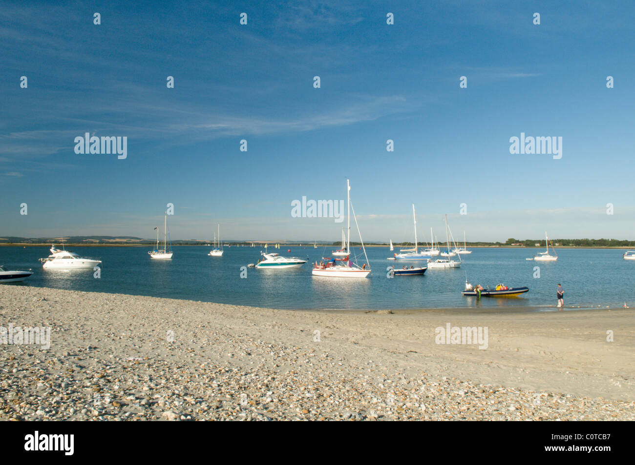 East West Wittering, tête, West Sussex, UK. juillet. vue de la plage à l'extrémité nord, nord dans chichester Harbour. Banque D'Images