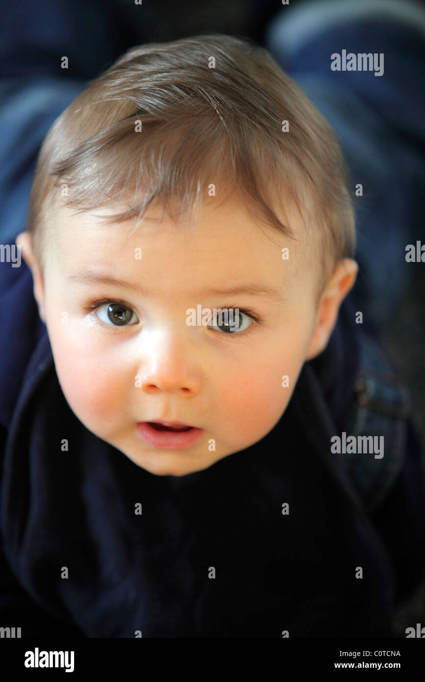 Bébé garçon, 10 mois, souriant, sympa à la maison. Banque D'Images