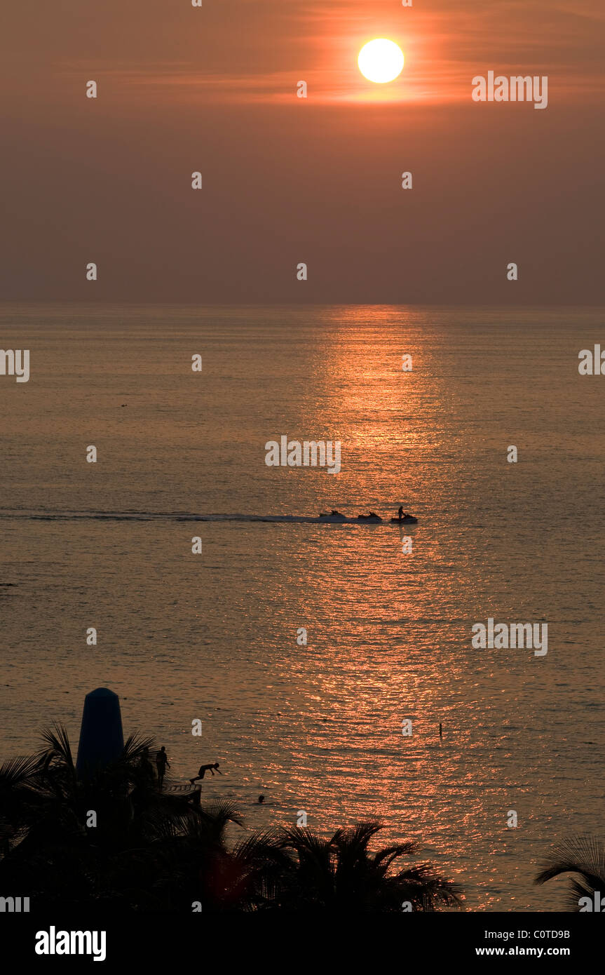 Location de motomarines trois prises retour à la location pendant un beau coucher du soleil à Aruba. Banque D'Images