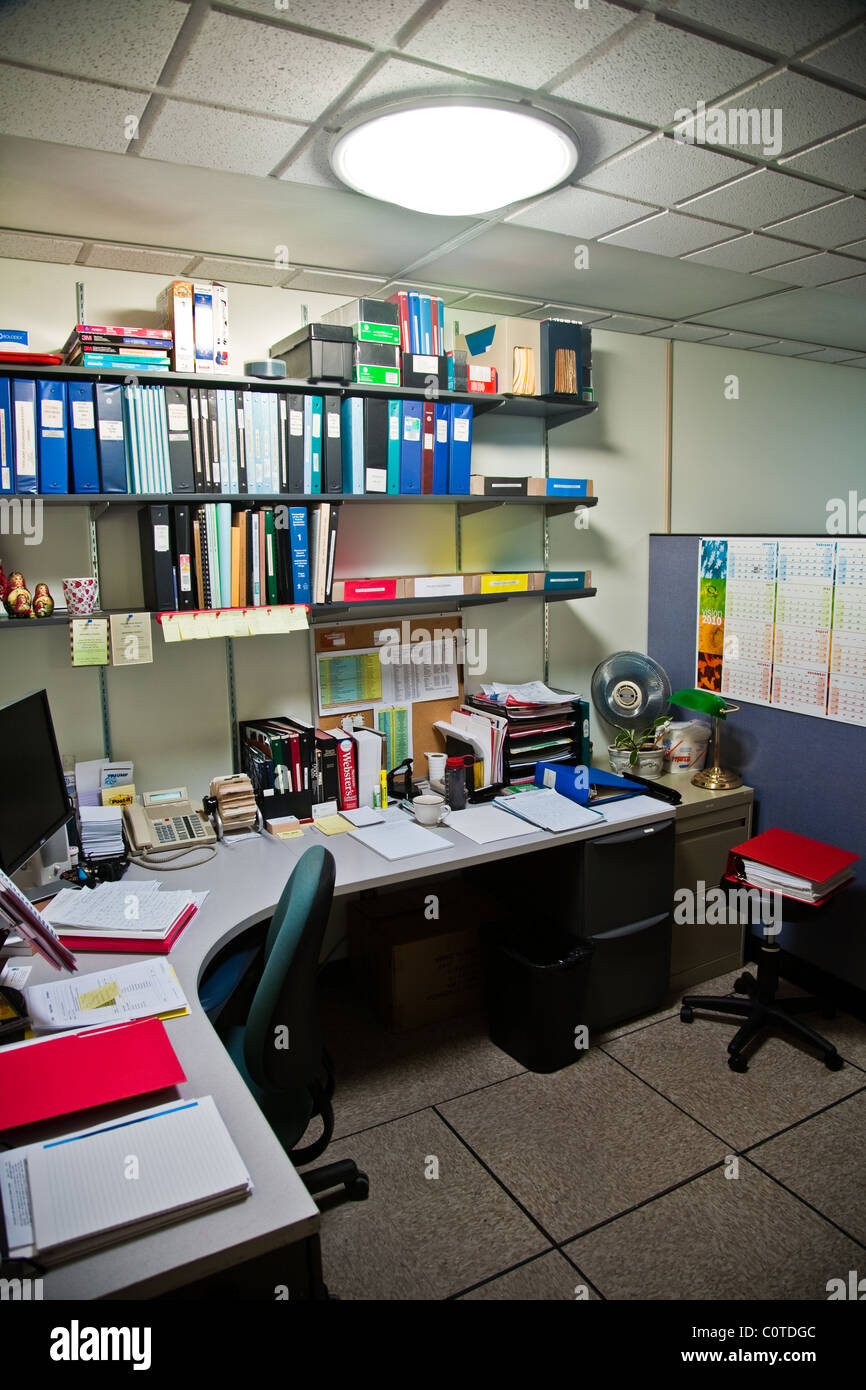 Un bureau sans fenêtre illuminée avec un tuyau léger Photo Stock - Alamy