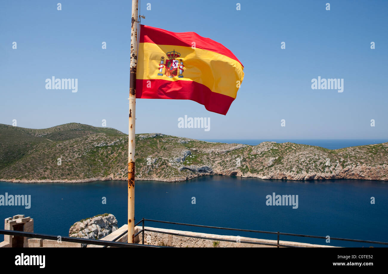 Espagne drapeau sur fortes in île de Cabrera, Mallorca Majorque Baléares Espagne Europe méditerranéenne géographie européenne Banque D'Images
