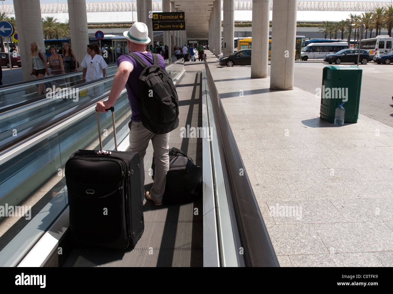 Personne avec les bagages à l'aéroport arrivée départ piscine extérieur, à Palma de Majorque Espagne Europe Banque D'Images