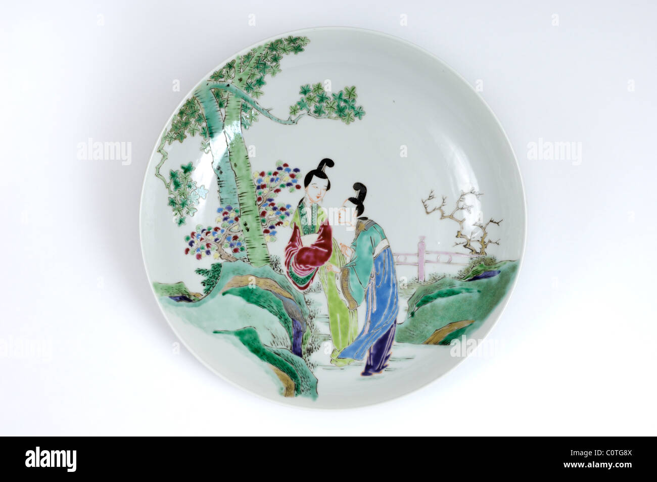 Une assiette de porcelaine chinoise peinte à la main ou le plat décoré d'émaux et portant un règne Yongzheng mark mais 20e C. Banque D'Images