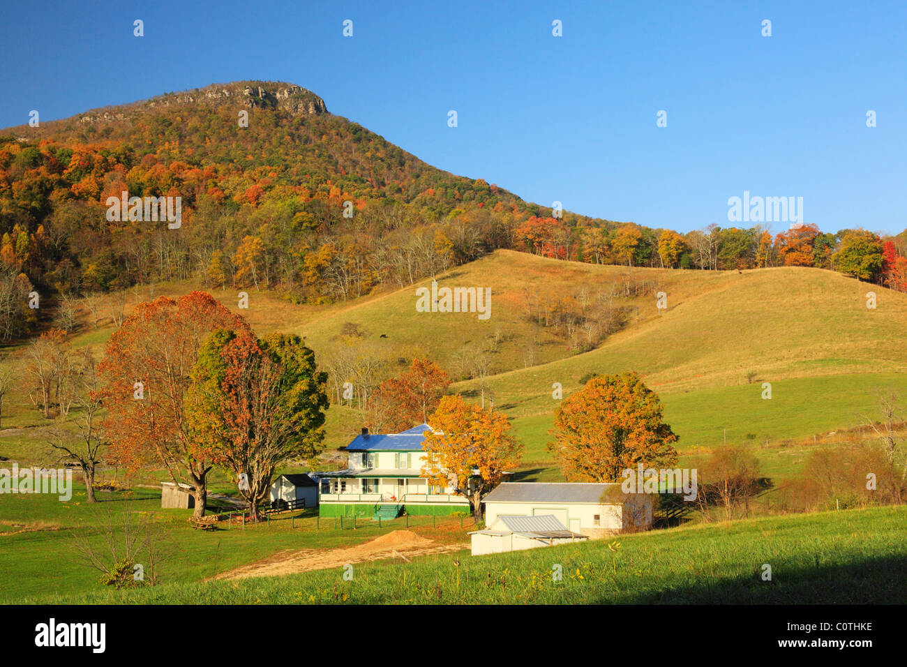 En vertu de l'exploitation agricole de montagne, bains de saut de Burdah, vallée de Shenandoah, en Virginie, USA Banque D'Images