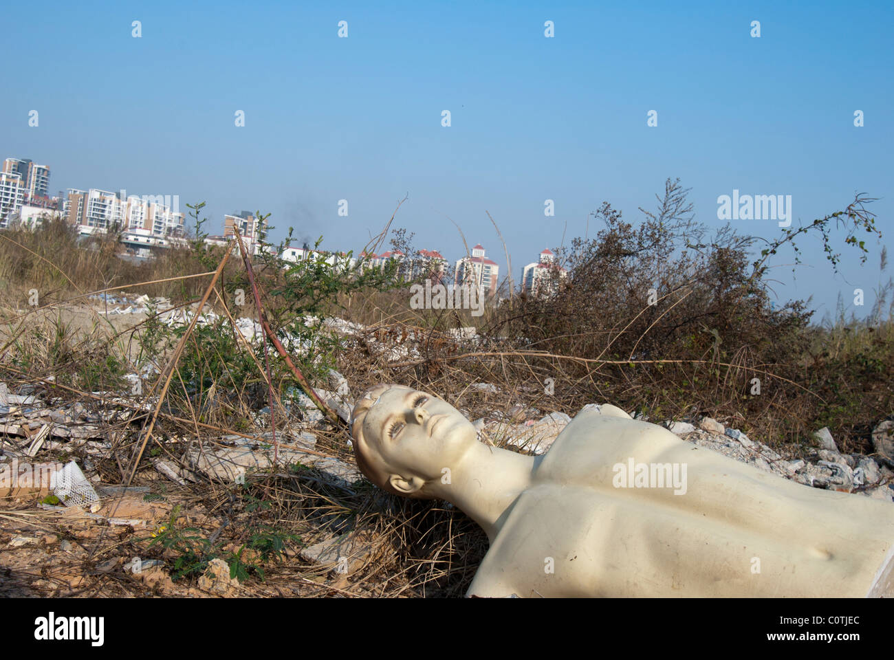 Située entre le mannequin détritus sur le sol, avec de nouveaux bâtiments derrière, Dongguan Banque D'Images