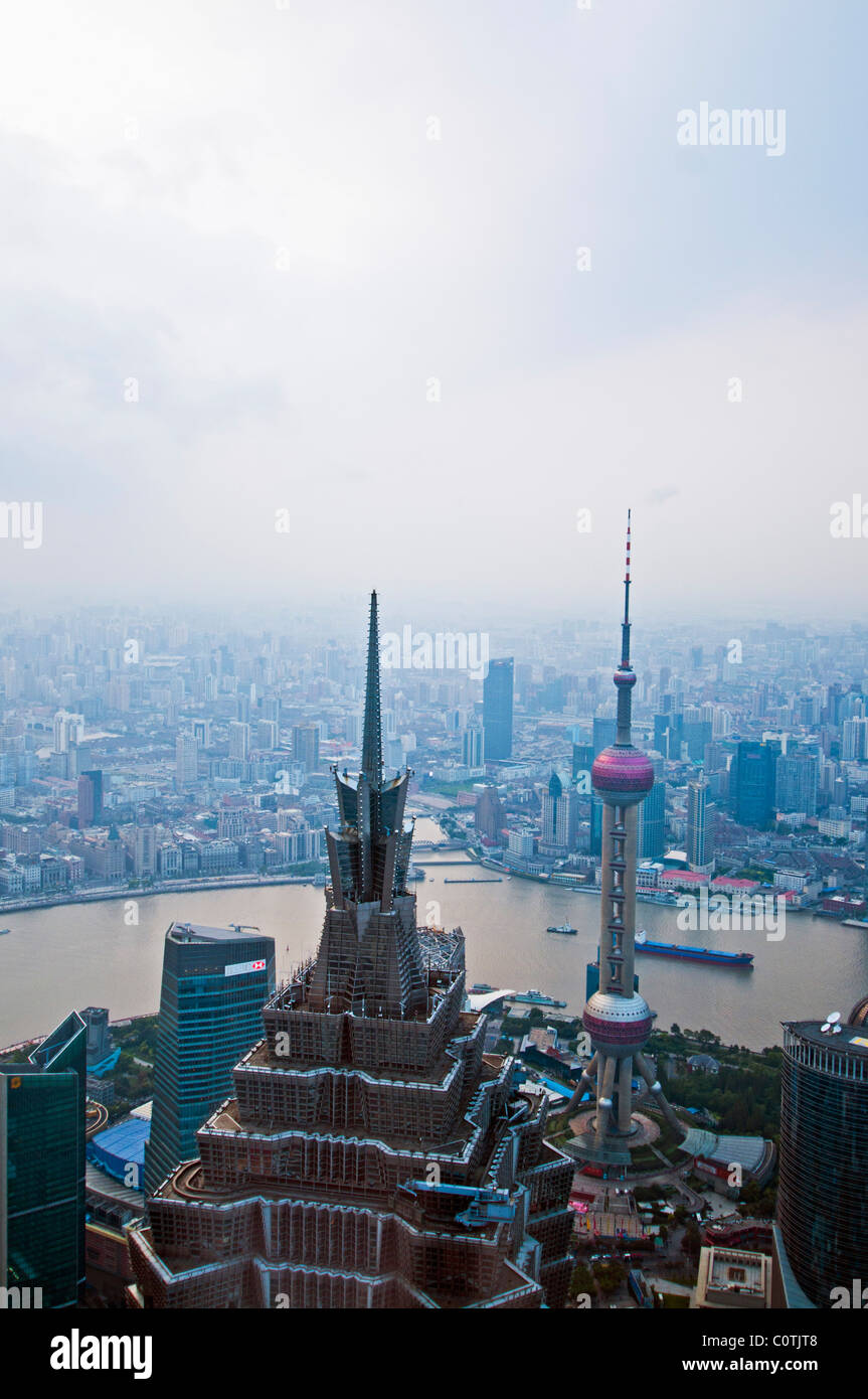 Vue aérienne de gratte-ciel de Shanghai avec tour Jinmao et Oriental Pearl TV Tower à partir de Shanghai World Financial Center (SWFC) Banque D'Images