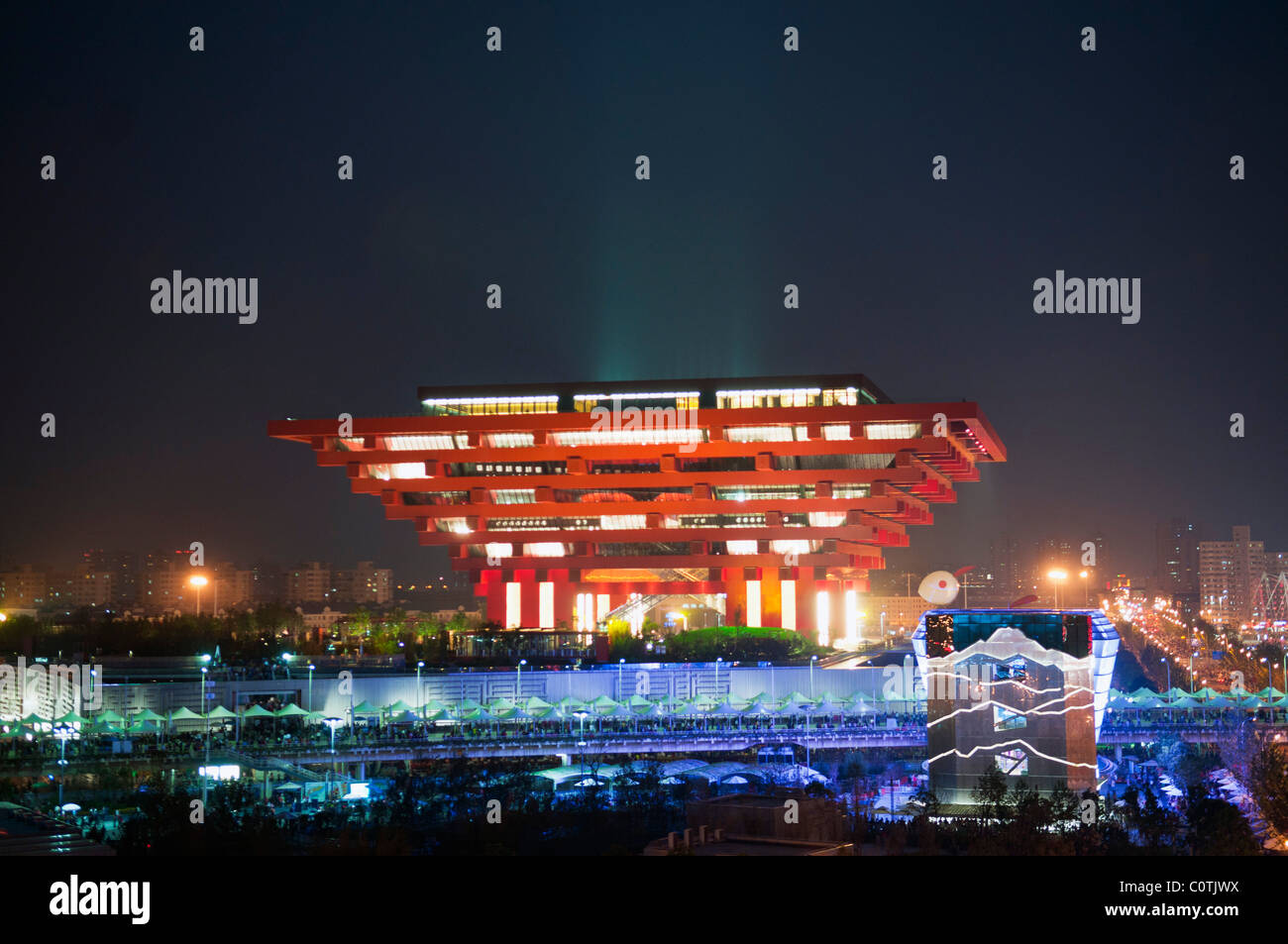 Vue de nuit de Shanghai 2010 World Expo avec pavillon chinois et l'axe de l'Expo Banque D'Images