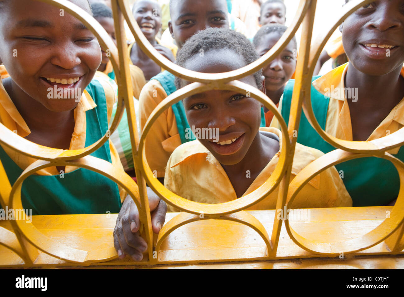 Les enfants par la fenêtre d'une école financée par l'UNICEF dans la région de Mchinji, Malawi, Afrique du Sud. Banque D'Images
