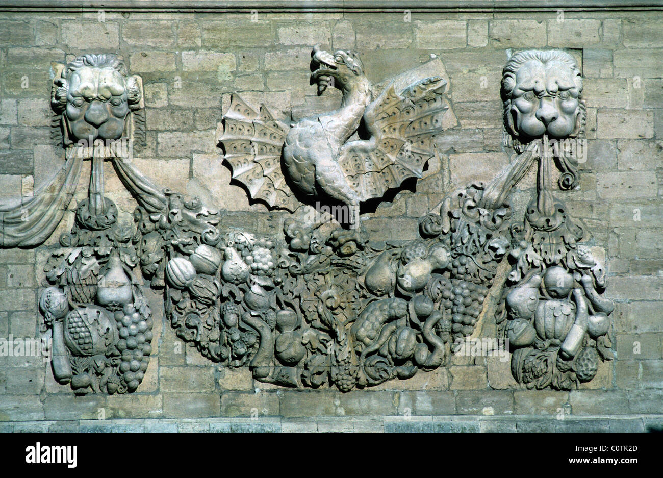 Dragon, Garland & Lions, emblème, écusson ou symbole de la famille du Cardinal Borghèse, Hôtel des Monnaies (1616), Avignon, Vaucluse, Proence, France Banque D'Images