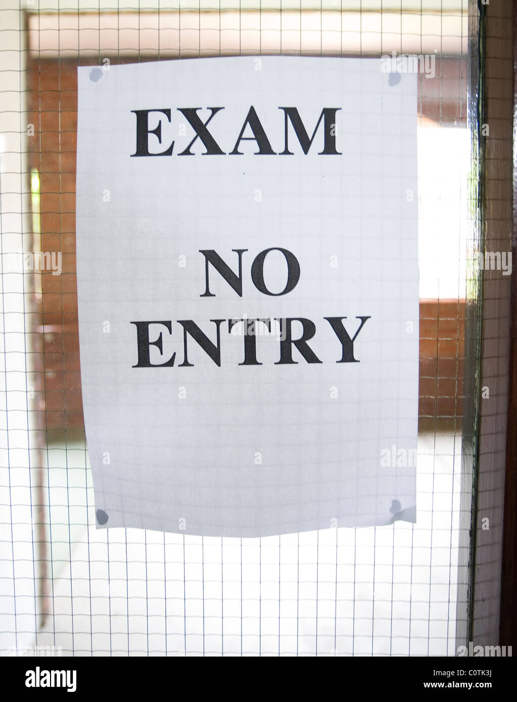 Un examen de la garde est fixée à une porte à Maidstone Grammar school à Maidstone, Kent, Royaume-Uni Banque D'Images
