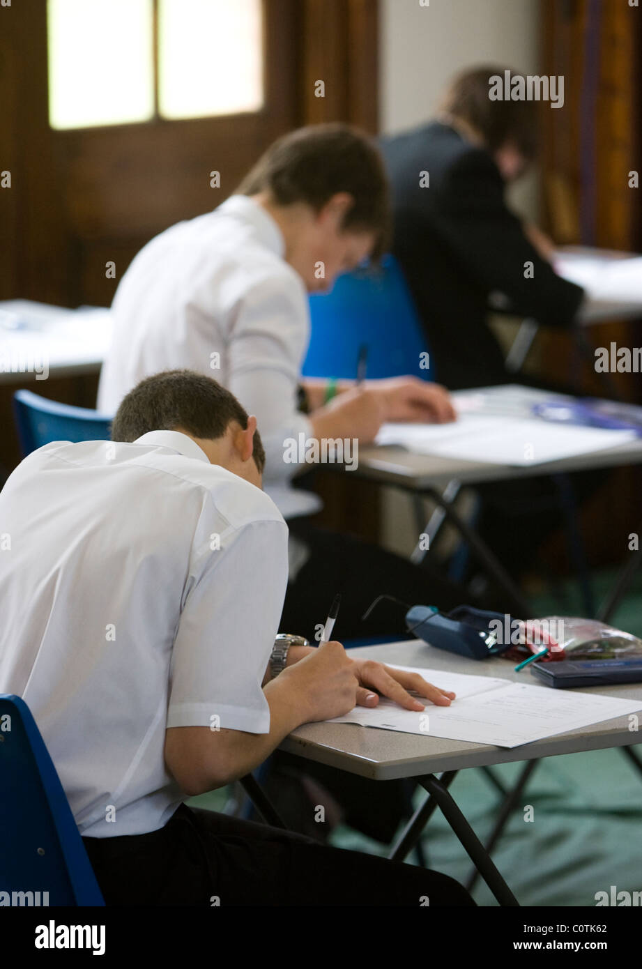 Les élèves remplissent une salle d'examen à prendre un examen GCSE à Maidstone Grammar school à Maidstone, Kent, Royaume-Uni Banque D'Images