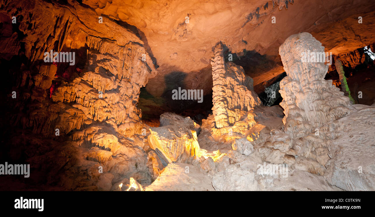 Accrocher la caverne Sung Sot (surprise) Grotte de la Baie d'Ha Long Banque D'Images