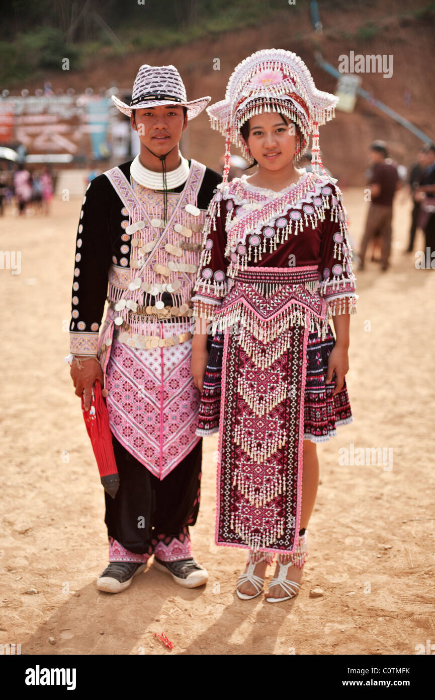 Jeune couple Hmong à une nouvelle année festival à Hung Saew village, Chiang Mai, Thaïlande. Banque D'Images