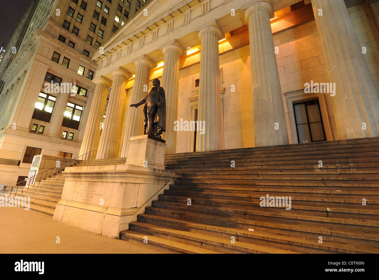 Federal Hall, le premier Capitole des États-Unis d'Amérique, dans le quartier financier de la ville de New York. Banque D'Images