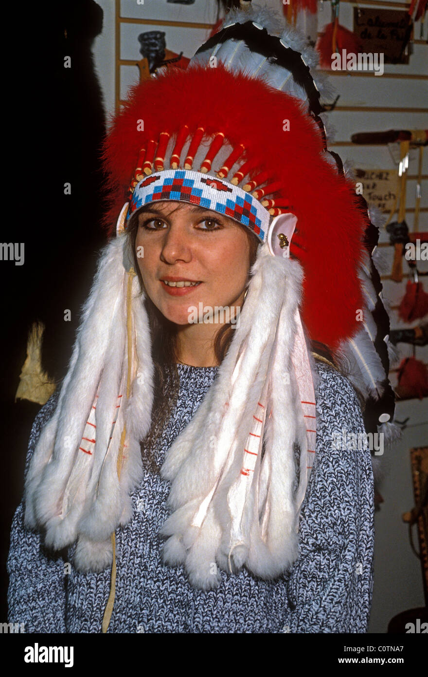 Peuple canadien-français femelle femme Sioux war bonnet boutique shop Quartier Petit-Champlain Québec Canada Province du Québec Banque D'Images