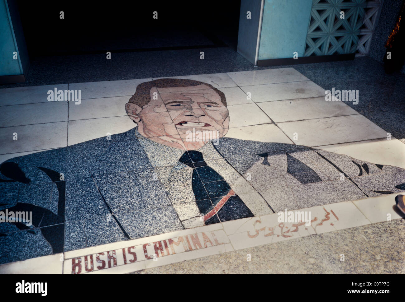 La propagande anti Bush à l'entrée de l'hôtel Bagdad Iraq Al-Rasheed Banque D'Images