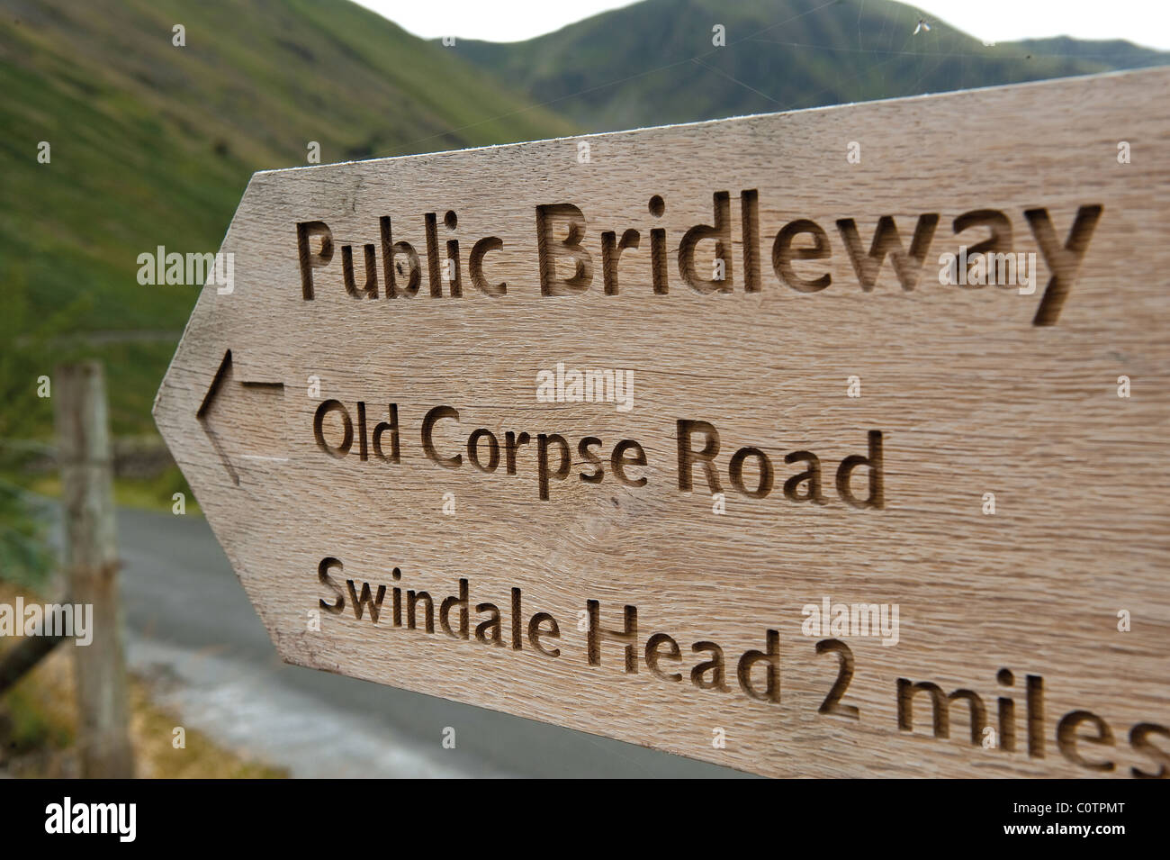 Bridleway panneau jusqu'au vieux Corpse Road Lake District Cumbria Banque D'Images
