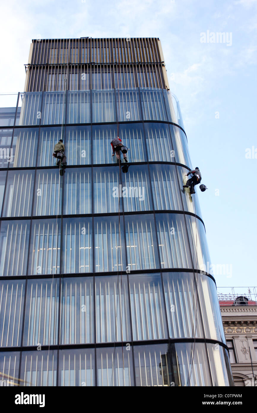 Nettoyage de vitres à l'œuvre sur un immeuble à Prague, République Tchèque Banque D'Images