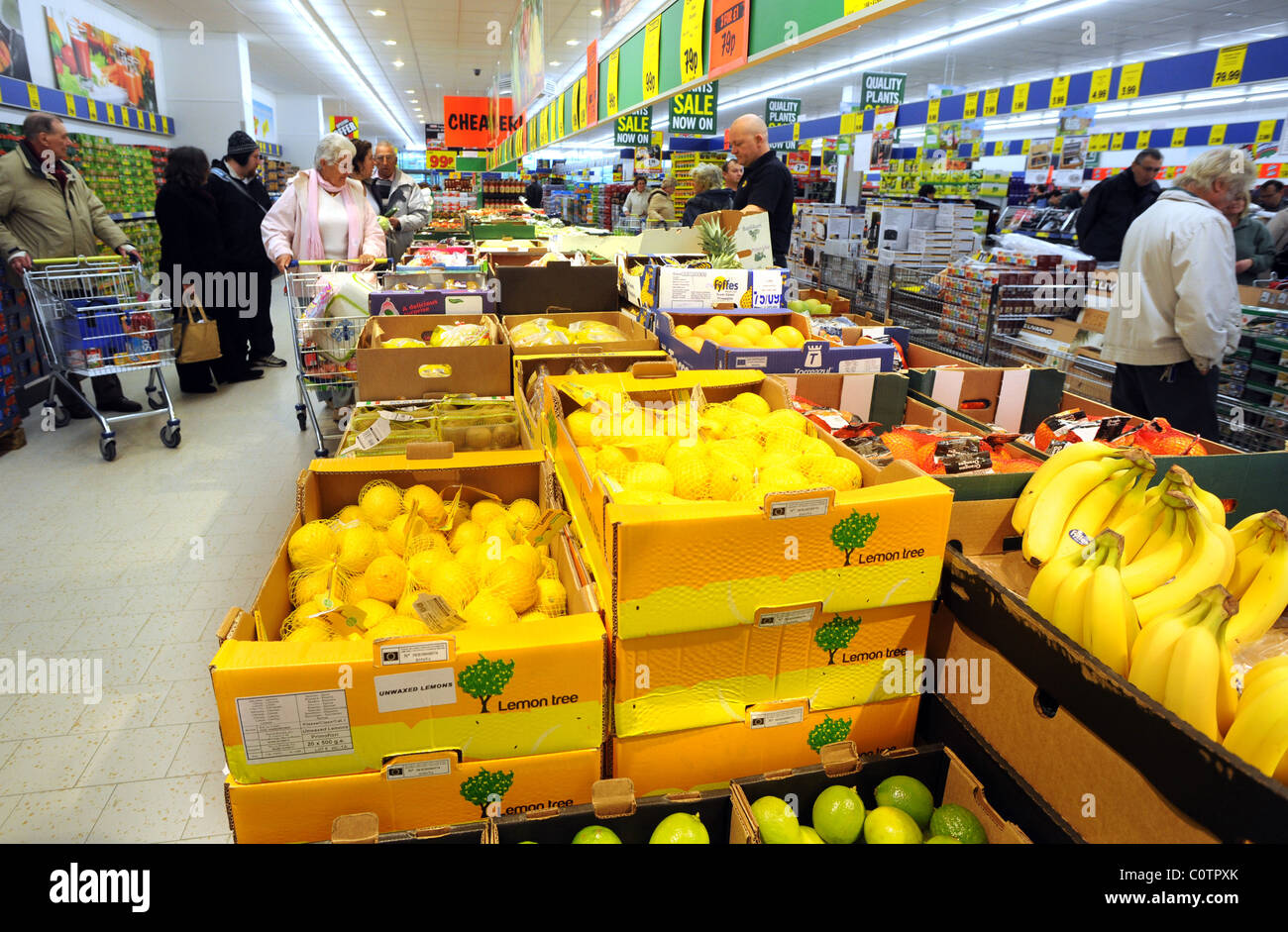 Supermarché discount Lidl à Newhaven la chasse aux aubaines shoppers dans les allées Banque D'Images