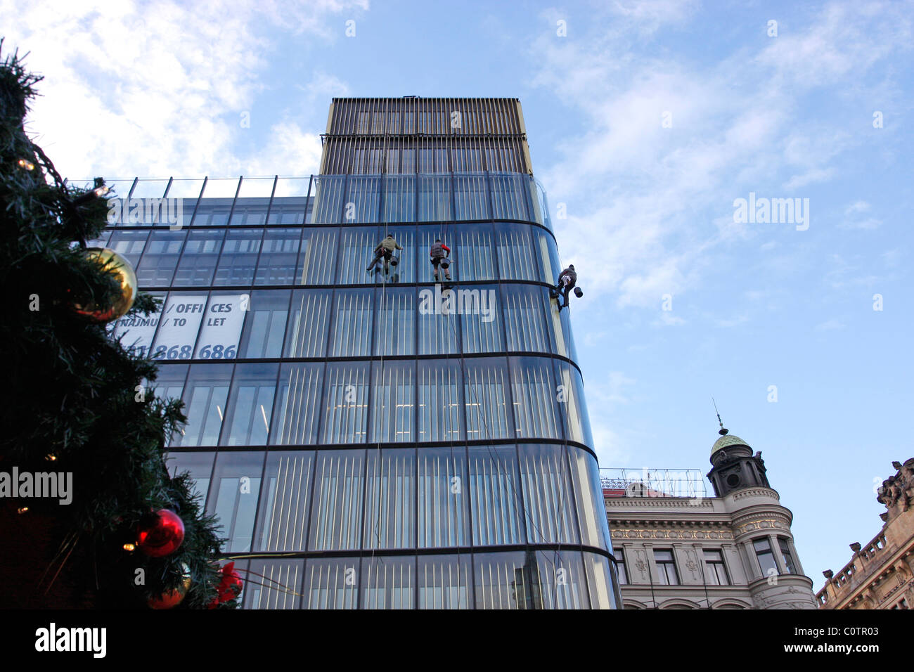 Nettoyage de vitres à l'œuvre sur un immeuble à Prague, République Tchèque Banque D'Images