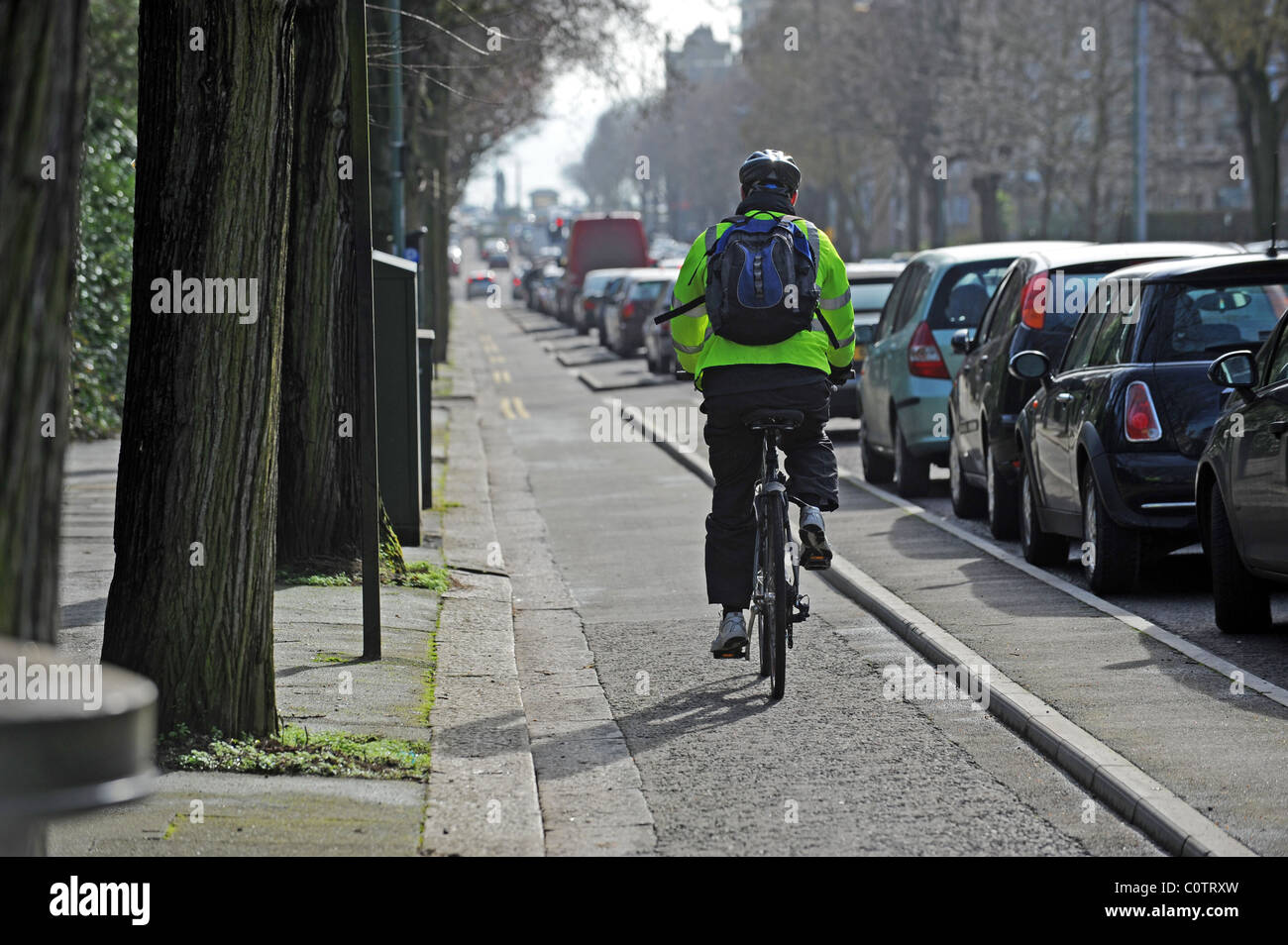 Un cycliste utilise les voies cyclables séparées en grand Ave, le conseil de la ville de Brighton propose maintenant de dépenser £1.1m pour le retirer Banque D'Images