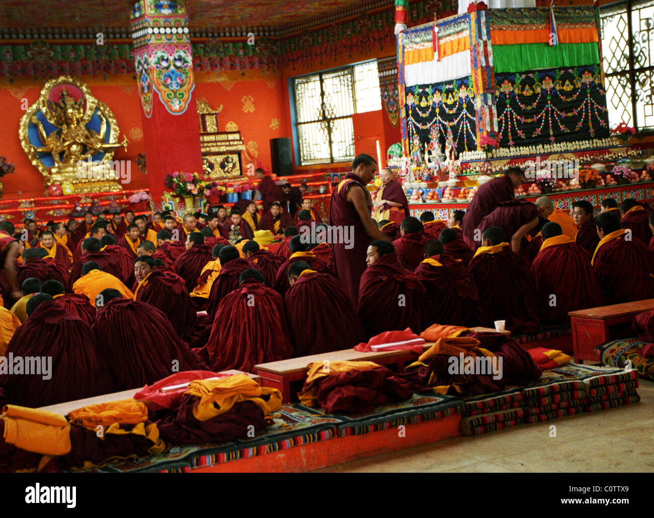 Moines bouddhistes tibétains prier à l'intérieur d'un monastère dans l'est du Tibet. Banque D'Images