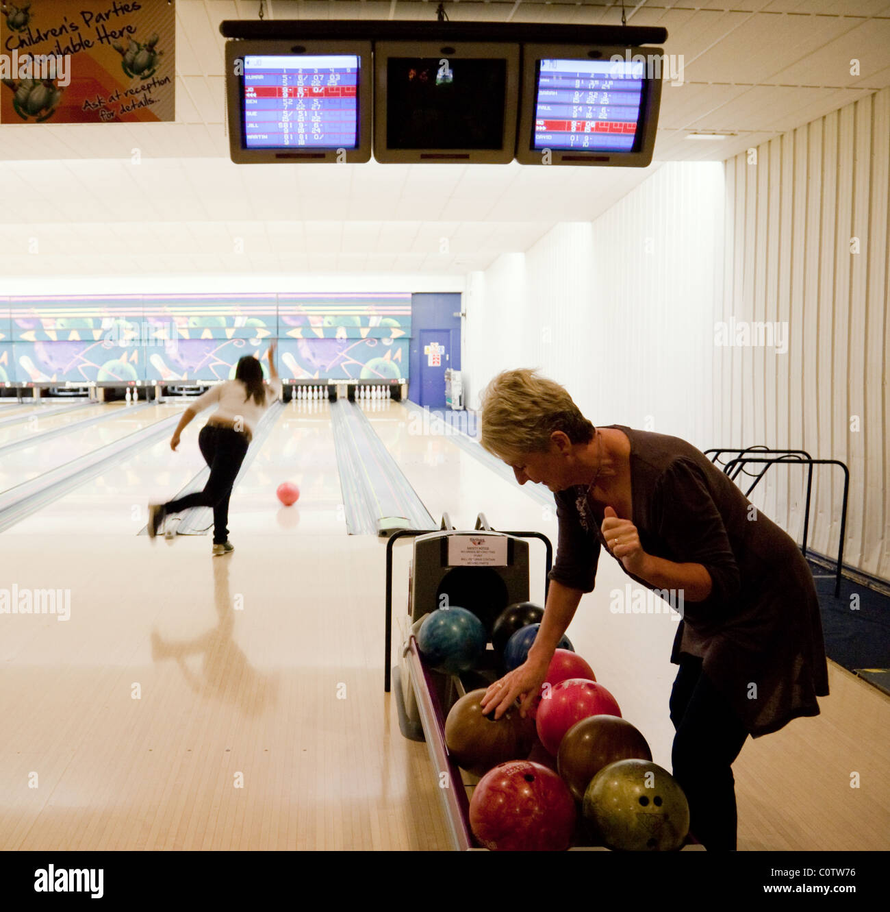 Deux femmes à dix quilles au 'Strikes' bowling, Ely, UK Banque D'Images