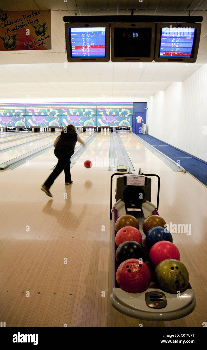 Une femme à dix quilles, 'Strikes' bowling , Ely, UK Banque D'Images