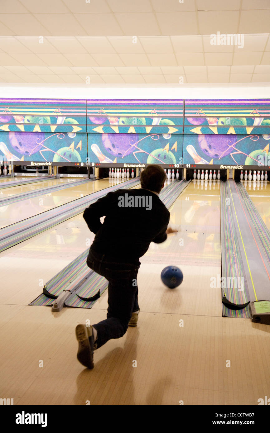 Un homme à dix quilles au 'Strikes' bowling, Ely, UK Banque D'Images