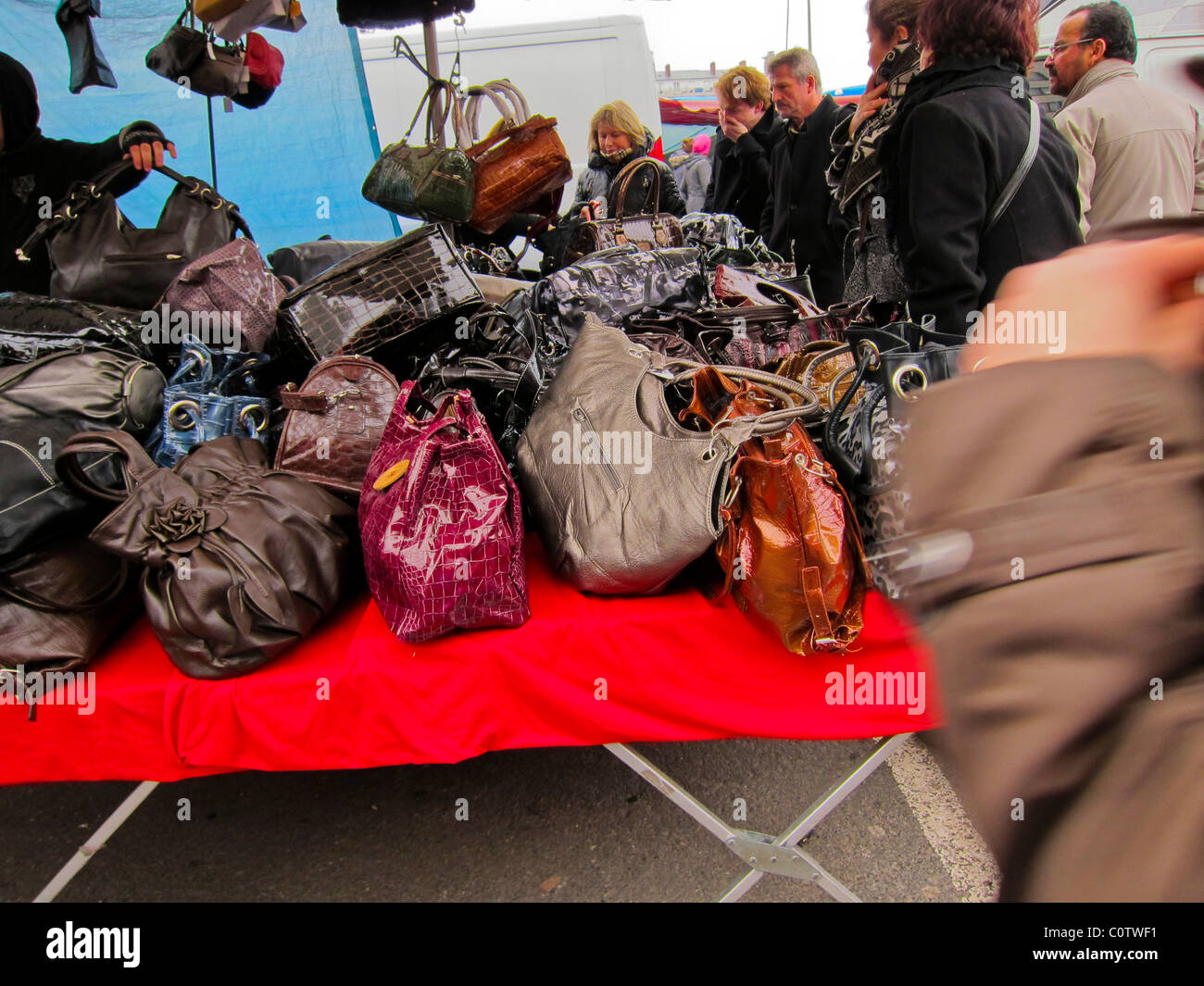 Paris, France, sacs à main pour femme en vente au marché aux puces de  Montreuil, Shopping Photo Stock - Alamy