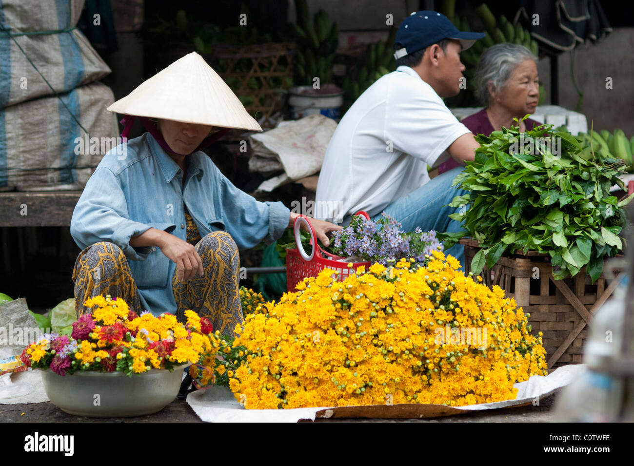 Vietnamienne la vente de fleurs sur un marché de rue Banque D'Images