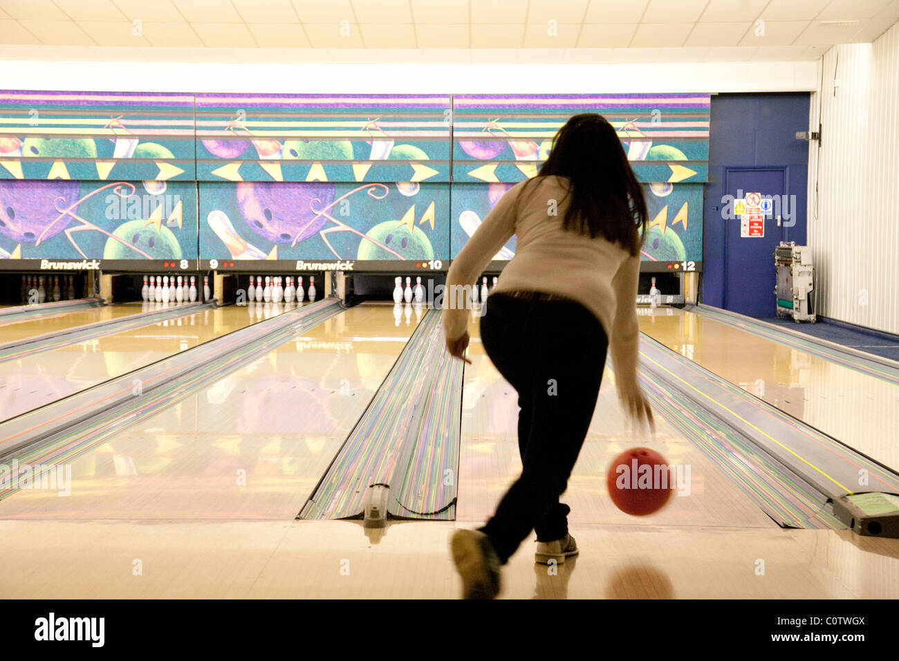 Une jeune femme à dix quilles, 'Strikes' bowling, Ely, UK Banque D'Images