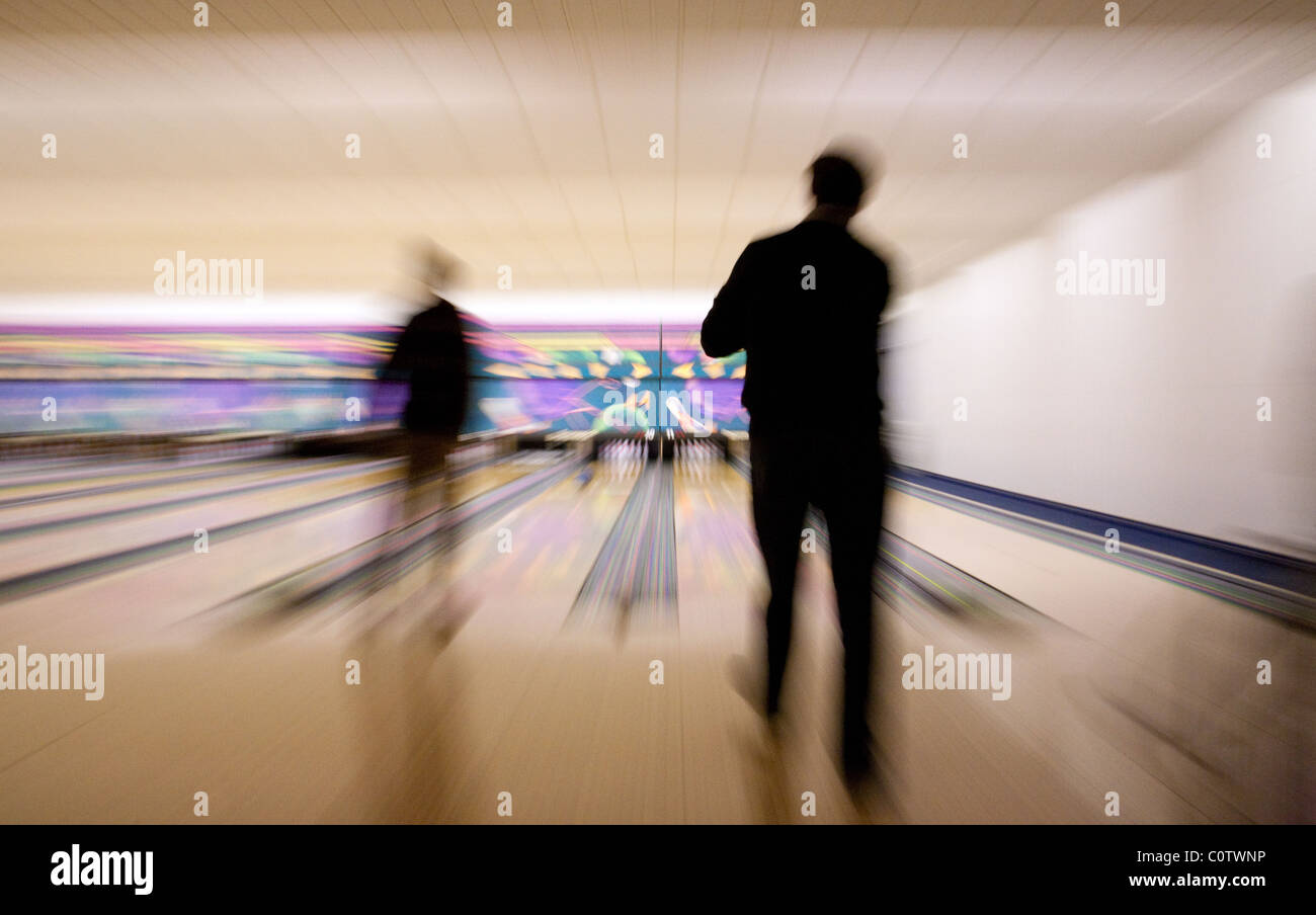 Deux hommes à dix quilles, 'Strikes' bowling, Ely, UK Banque D'Images