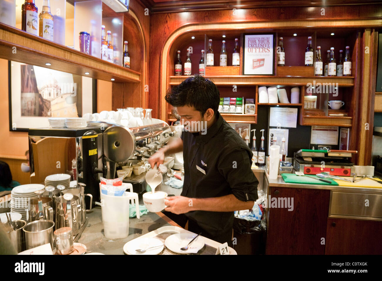 Un barista faire du café, du café Costa, Bromley, Kent UK Banque D'Images