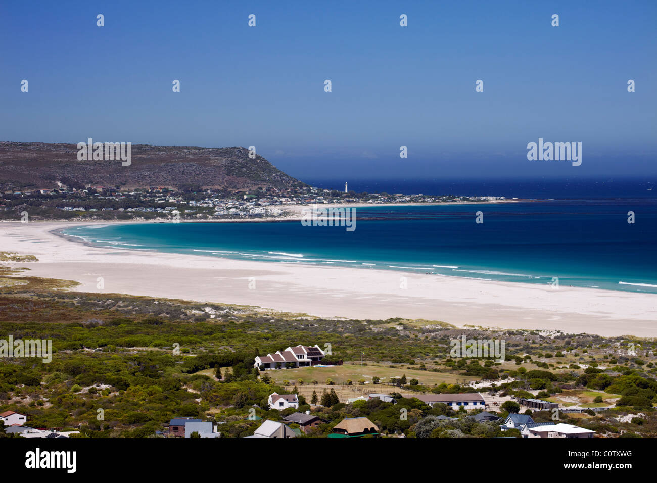 Village de Kommetjie et Slang Koppunt phare sur Chapman's Bay. Cape Town, Western Cape, Afrique du Sud. Banque D'Images