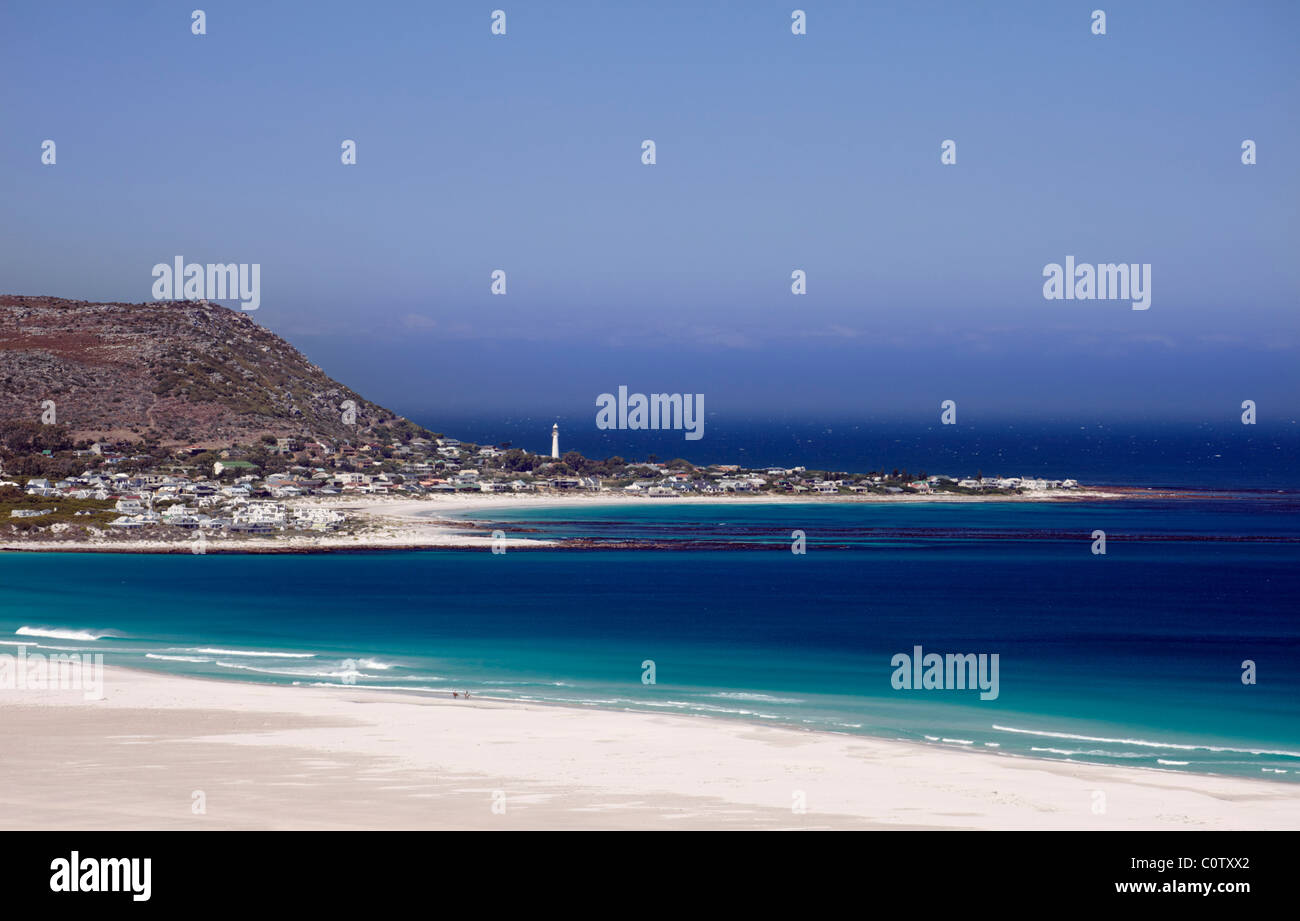 Village de Kommetjie et Slang Koppunt phare sur Chapman's Bay, près de Cape Town, Western Cape, Afrique du Sud. Banque D'Images