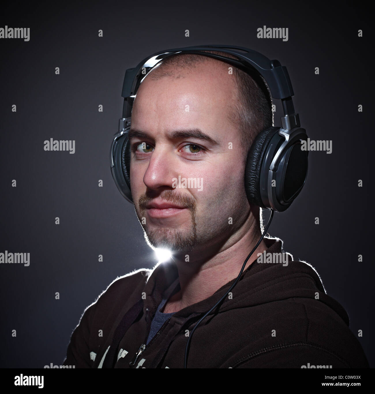 Portrait de jeune homme confiant le port de sortie casque Banque D'Images