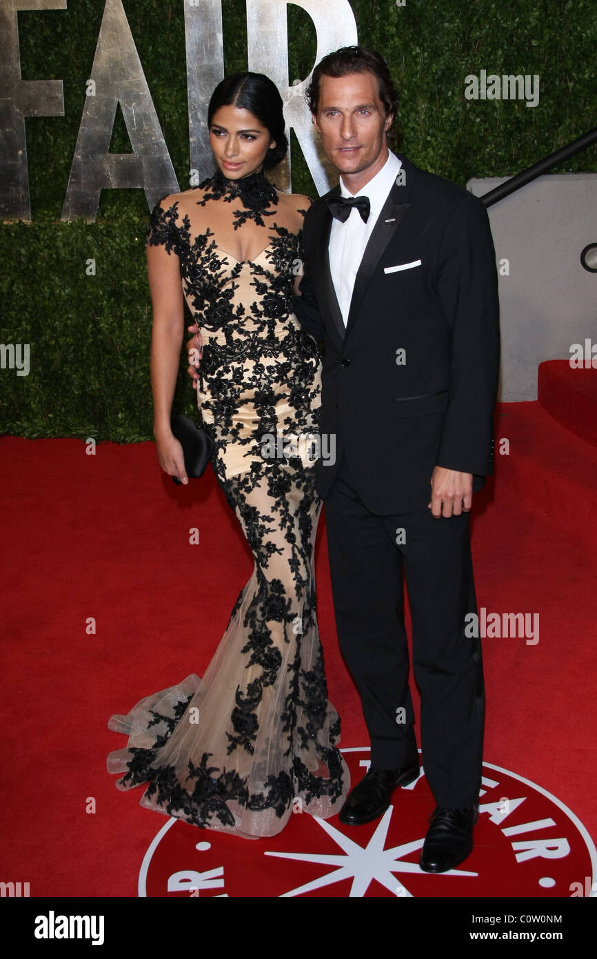 CAMILA ALVES MATTHEW MCCONAUGHEY 2011 VANITY FAIR OSCAR PARTY LOS ANGELES CALIFORNIA USA 27 Février 2011 Banque D'Images