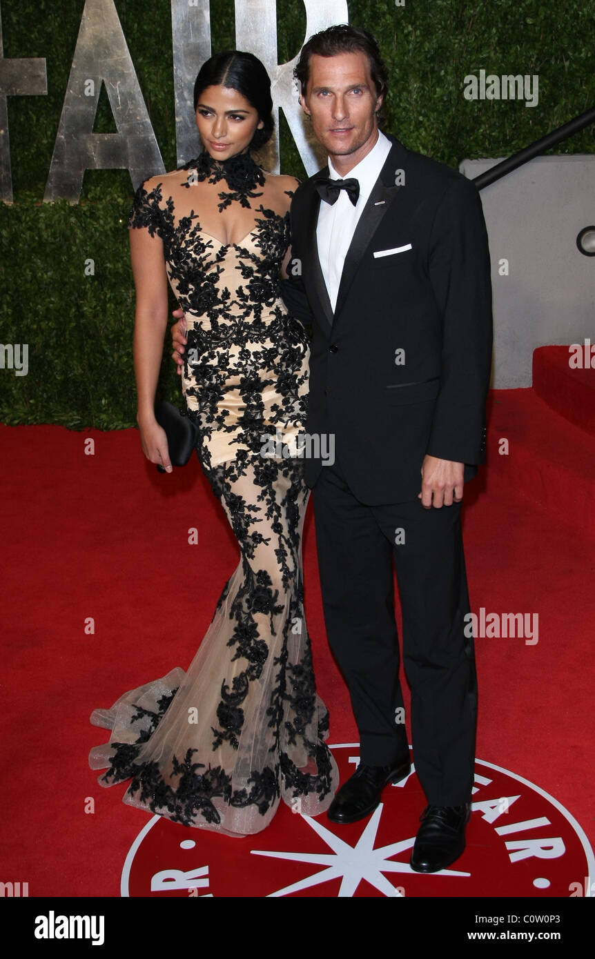 CAMILA ALVES MATTHEW MCCONAUGHEY 2011 VANITY FAIR OSCAR PARTY LOS ANGELES CALIFORNIA USA 27 Février 2011 Banque D'Images