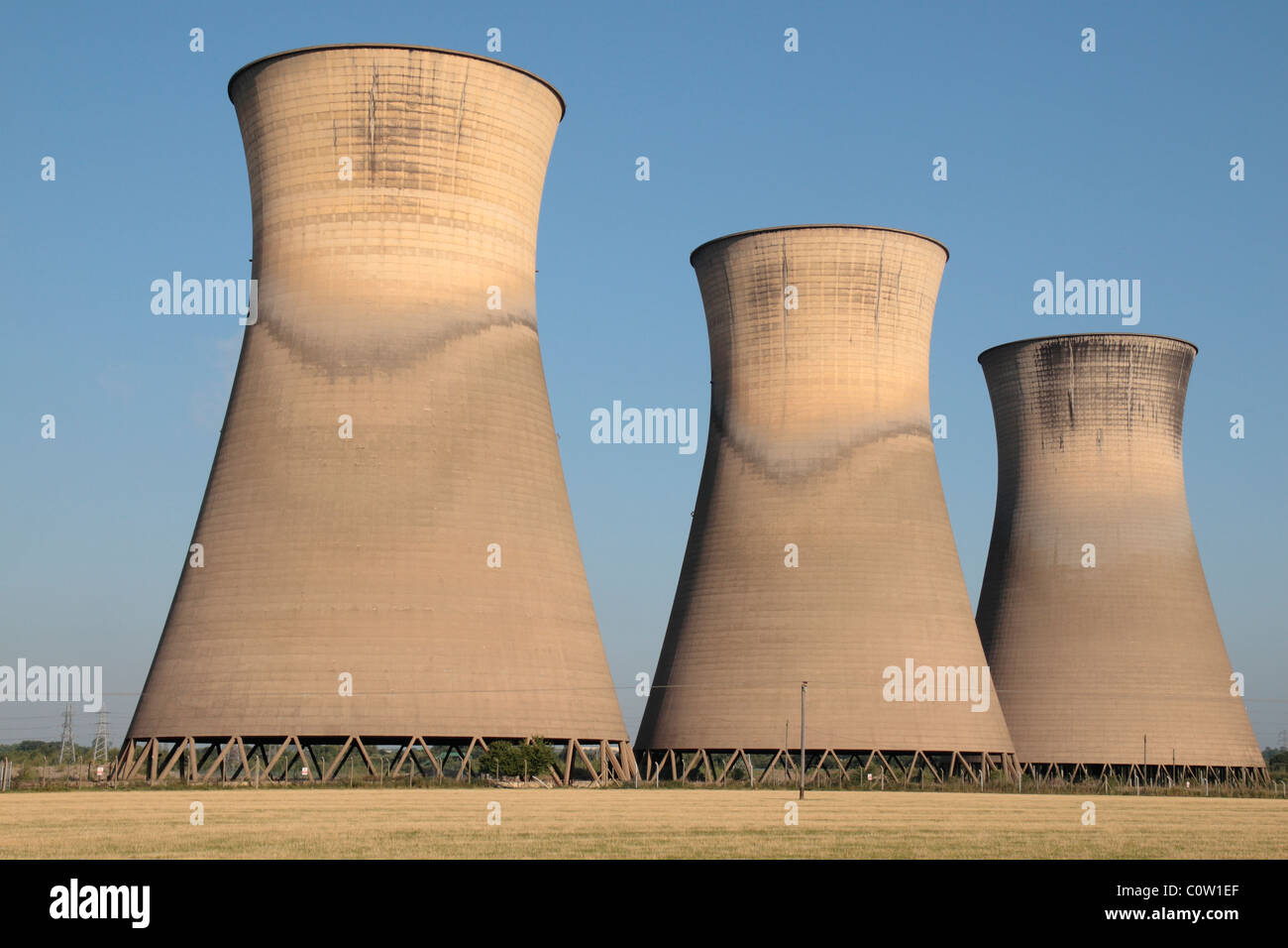 Trois des cinq tours de refroidissement de la centrale électrique désaffectée Willington, Derbyshire, Angleterre, Royaume-Uni. Banque D'Images