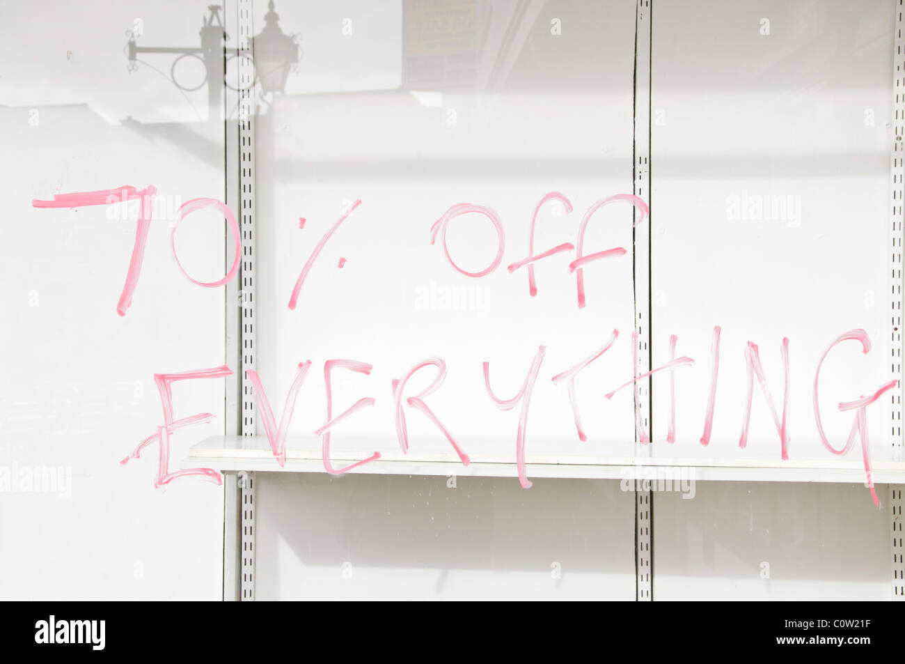 Récession magasin fermé avec étagères vides dans la région de Abingdon, South Oxfordshire Banque D'Images