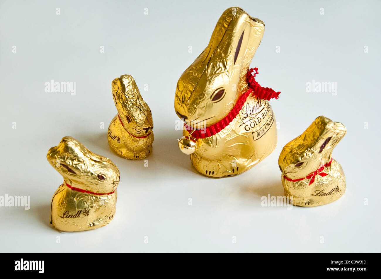 Lapins en chocolat pour Eastertime - Une maman avec trois lapin mignon bébé lapins. Banque D'Images