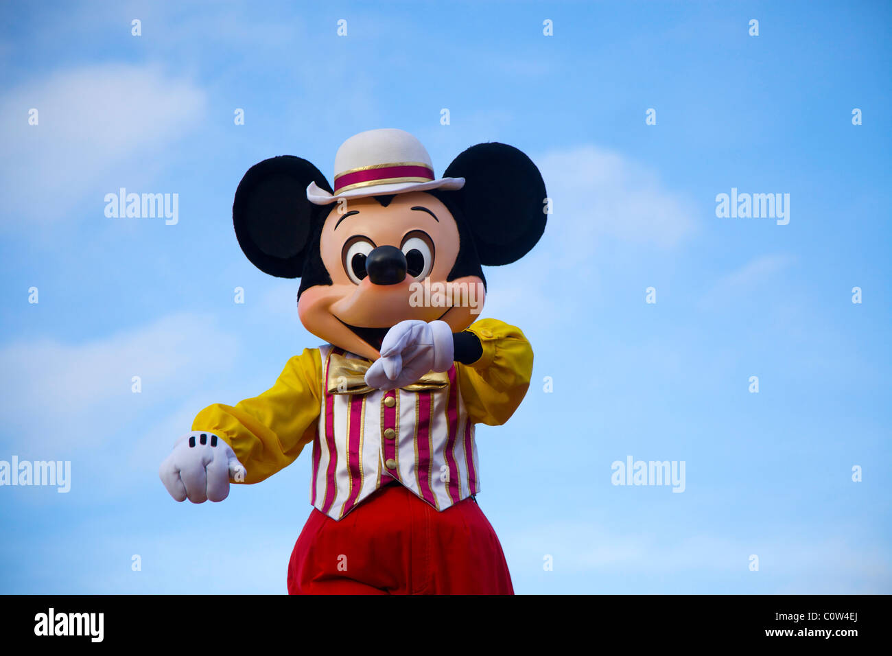 La danse en costume de Mickey à Disneyland Paris France Banque D'Images