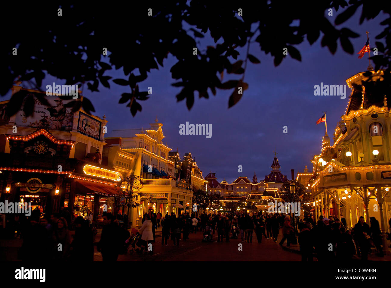 Rue principale à Disneyland Paris en France dans la soirée Banque D'Images